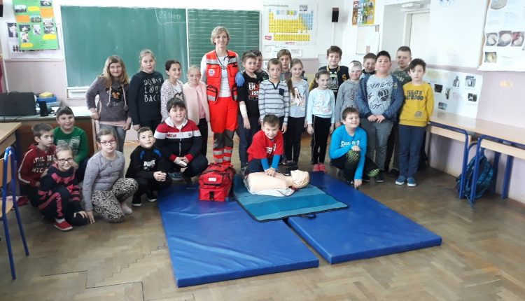 Slika doktorice sa djecom u školi