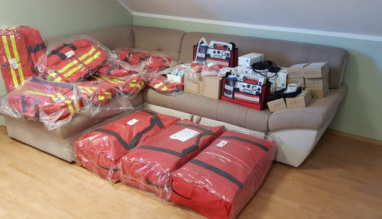 Slika medicinski torbi i uređaja