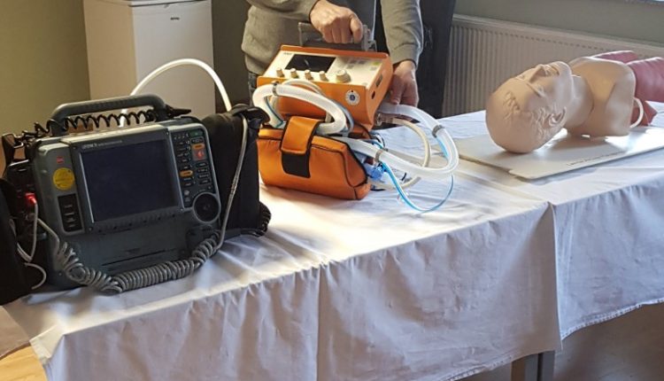 Slika medicinskog tehničara sa medicinskim uređajem