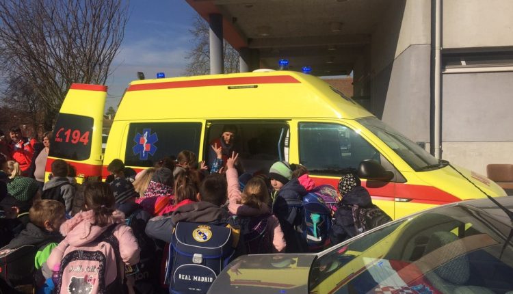 Slika djece ispred vozila HMP