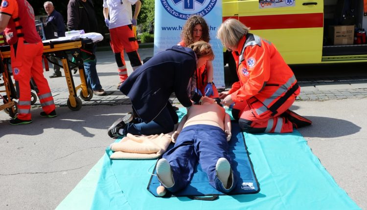 Prezentacija oživljavanja na trgu sa lutkom