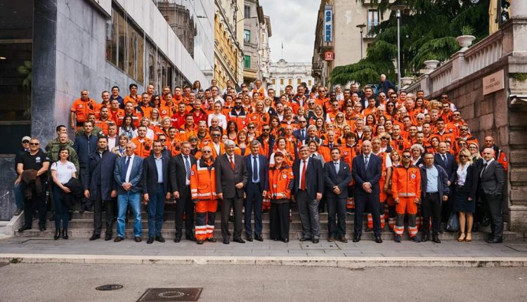 Slika svim medicinskih djelatnika koji su prisustvovali na Nacionalnom danu Hitne medicinske službe