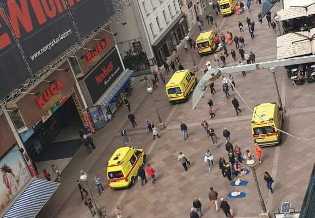 Slika Riječkog korza sa vozilima HMS