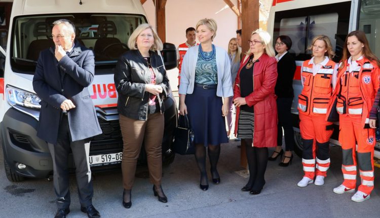 Slika djelatnika prilikom preuzimanja novih vozila