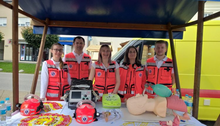 Slika djelatnika HMP na štandu zajedno sa medicinskom opremom