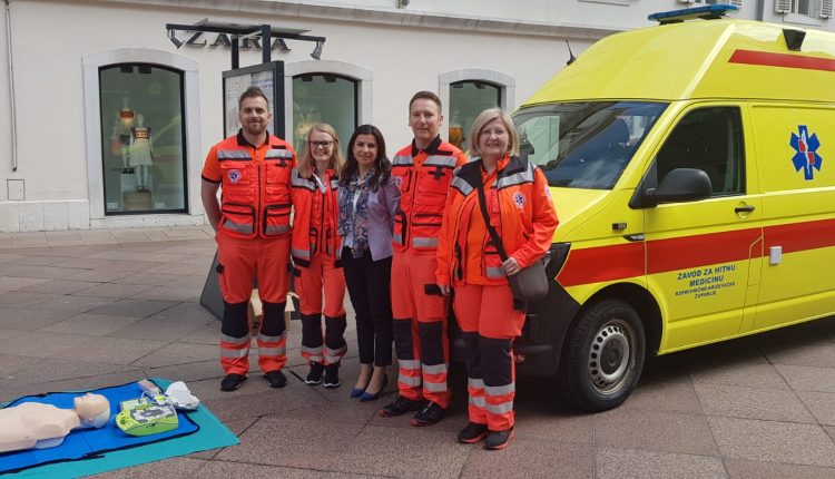 Slika ravnateljice sa djelatnicama Zavoda ispred vozila HMP