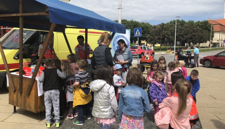 Slika djece ispred štanda HMP