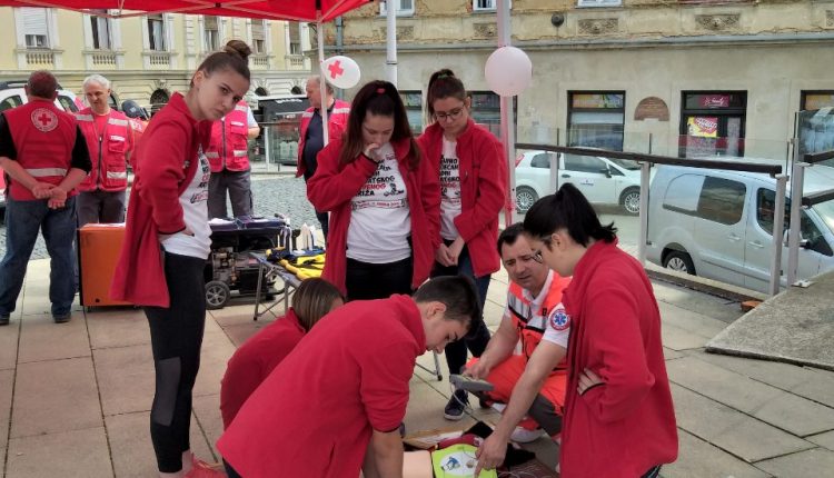 Prikaz spašavanja na lutki od strane medicinskih djelatnika