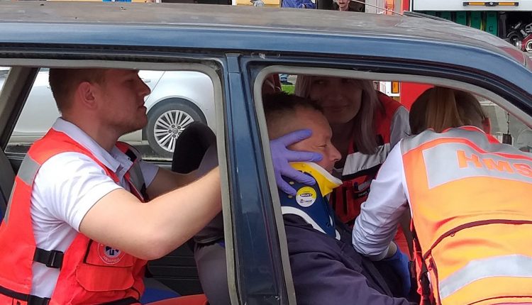 Prezentacija izvlačenja unesrećenih iz automobila od strane djelatnika HMP