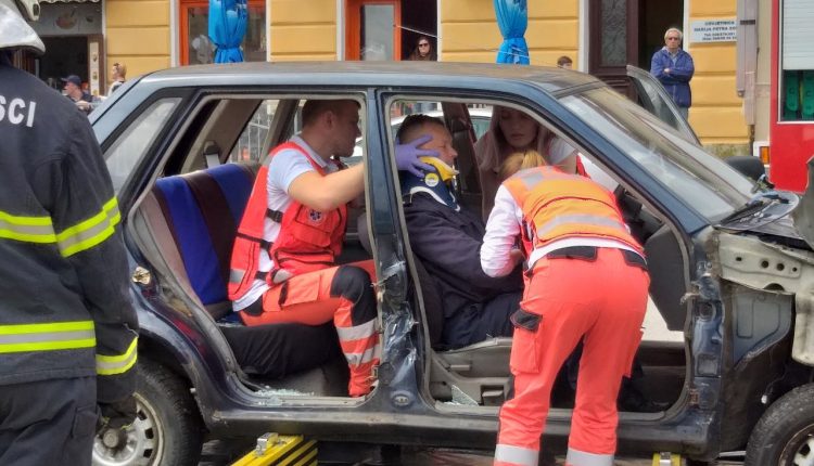 Prezentacija izvlačenja unesrećenih iz automobila od strane djelatnika HMP