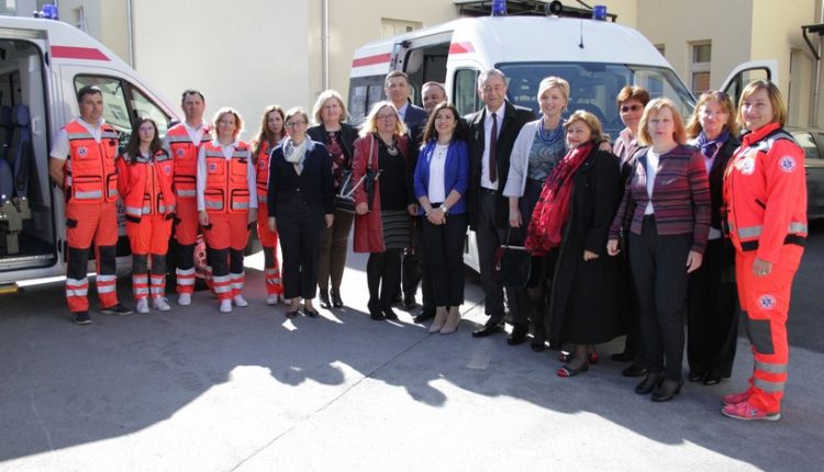 Slika vozila i djelatnika ispred Zavoda za hitnu medicinu