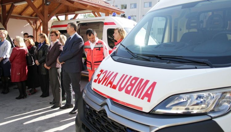Slika vozila i djelatnika ispred Zavoda za hitnu medicinu