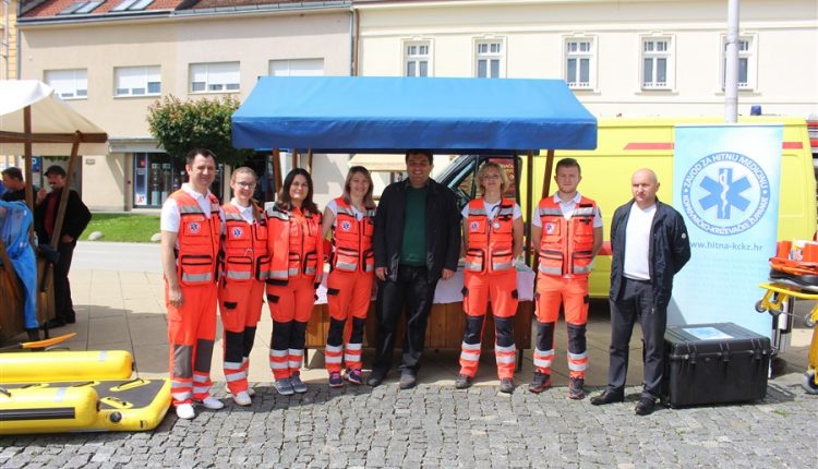 Slika djelatnika HMP ispred štanda