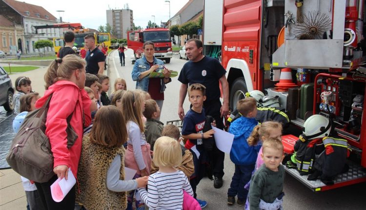 Prezentacija djeci vozila Vatrogasne službe