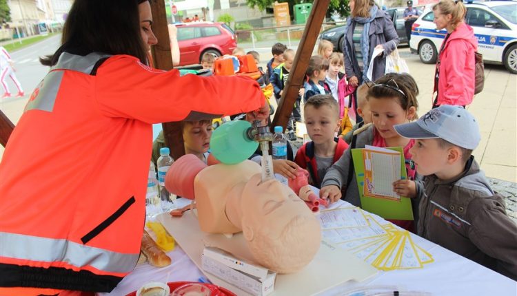 Štand hitne medicinske službe sa medicinskom opremom - prezentacija djeci