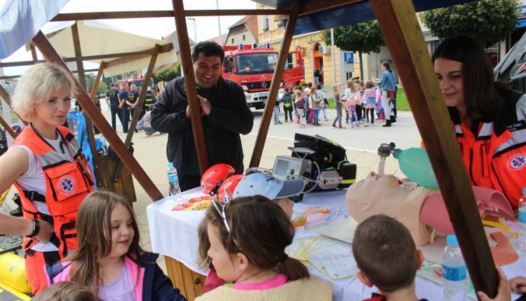 Štand hitne medicinske službe sa medicinskom opremom
