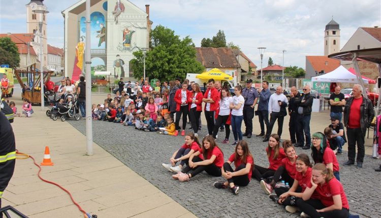 Slika gledaoca kako Tehnički zbor žurnih službi prestavlja opremu