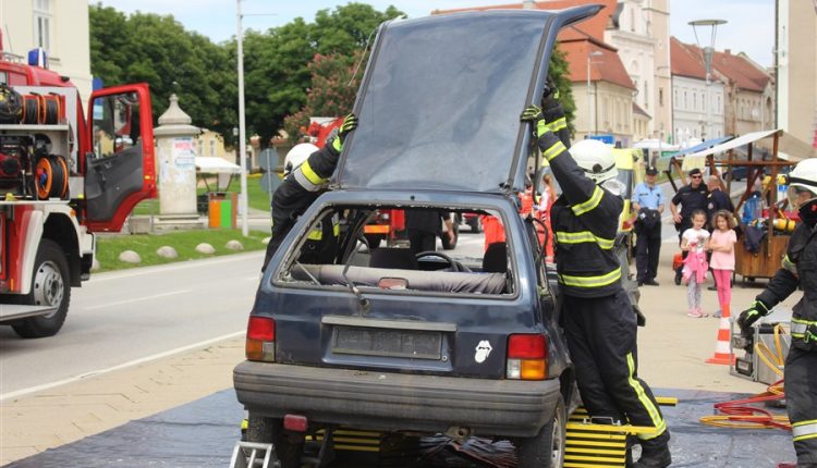 Vježba nesreće, vatrogasci su otpilili krov kako bi došli do unesrećenih