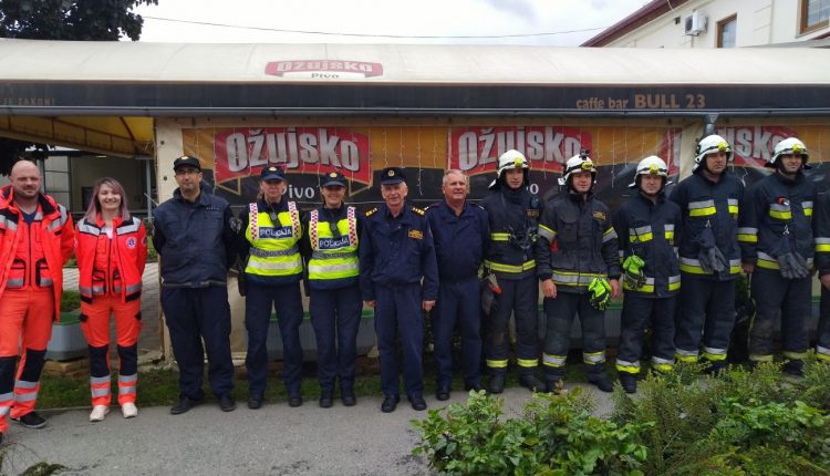 Slika djelatnika hitne medicinske pomoći, MUP-a i vatrogasaca