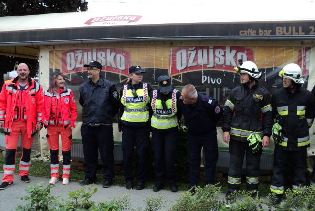 Prikaz vježbe masovne nesreće - slika djelatnika hitne medicinske pomoći, policije te vatrogasaca