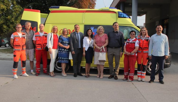 Slika djelatnika, Ravnateljice Zavoda, djelatnika KCKŽ i Ravnatelja bolnice ispred vozila