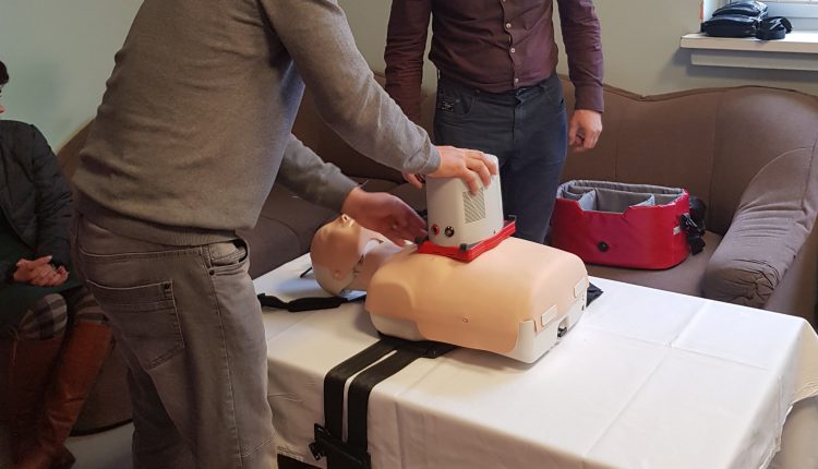 Ispostava Križevci dobila uređaj za automatsku masažu srca - slika vježbe na lutki sa novim uređajem