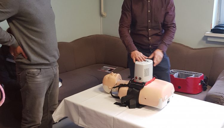 Ispostava Križevci dobila uređaj za automatsku masažu srca - slika vježbe djelatnika sa lutkom