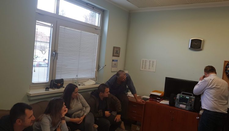 Ispostava Križevci dobila uređaj za reanimaciju - slika djelatnika i uređaja