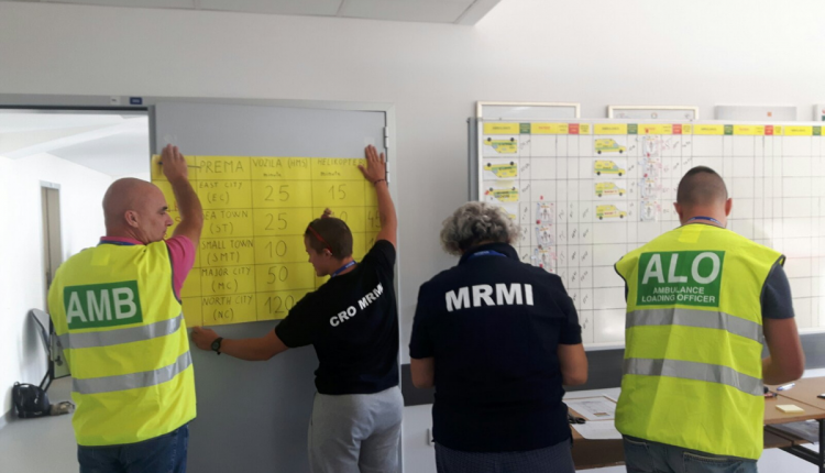 Djelatnici Zavoda sudjelovali na tečaju MRMI u Slavonskom Brodu - slika djelatnika kako proučavaju pano