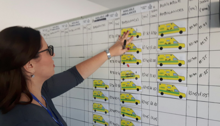 Djelatnici Zavoda sudjelovali na tečaju MRMI u Slavonskom Brodu - slika djelatnika kako proučavaju pano