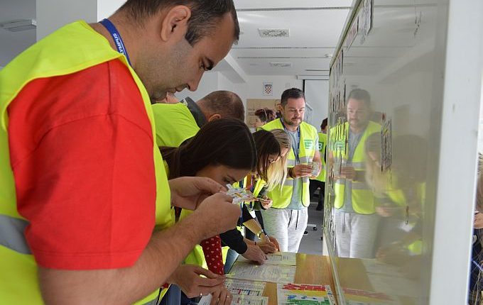 Djelatnici Zavoda sudjelovali na tečaju MRMI u Slavonskom Brodu - slika djelatnika kako upisuju smjernice