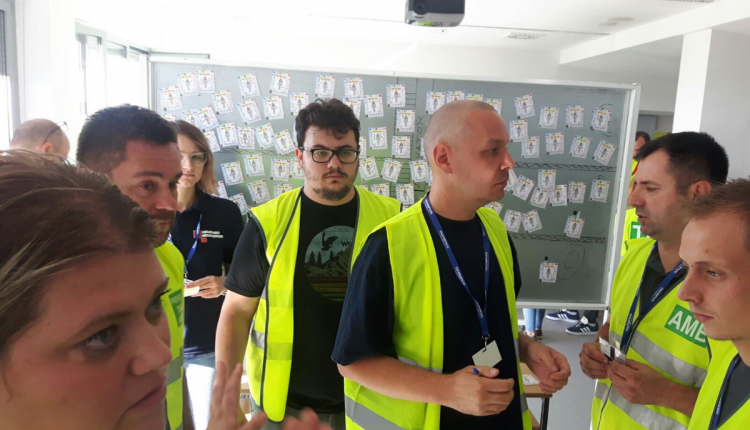 Djelatnici Zavoda sudjelovali na tečaju MRMI u Slavonskom Brodu - slika djelatnika kako proučavaju pano