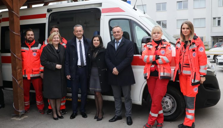 Nabavljeno novo vozilo za sanitetski prijevoz pacijenata - slika djelatnika sa vozilom