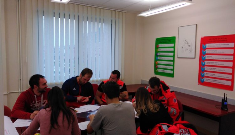 Održana Radionica vježbe masovne nesreće - slika djelatnika za vrijeme vježbe za stlom