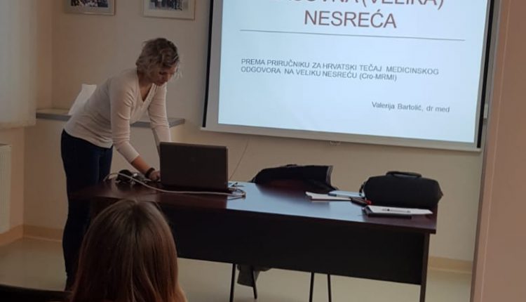 Održana Radionica vježbe masovne nesreće - slika djelatnika za vrijeme vježbe kako prezentiraju