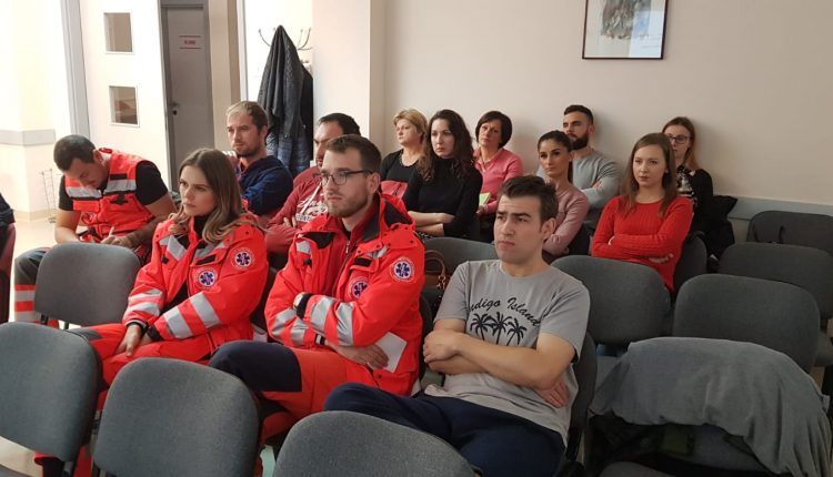 Održana Radionica vježbe masovne nesreće - slika djelatnika za vrijeme vježbe kako slušaju prezentaciju