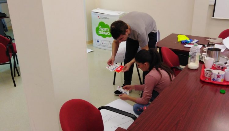 Održana Radionica vježbe masovne nesreće - slika djelatnika za vrijeme vježbe na podu