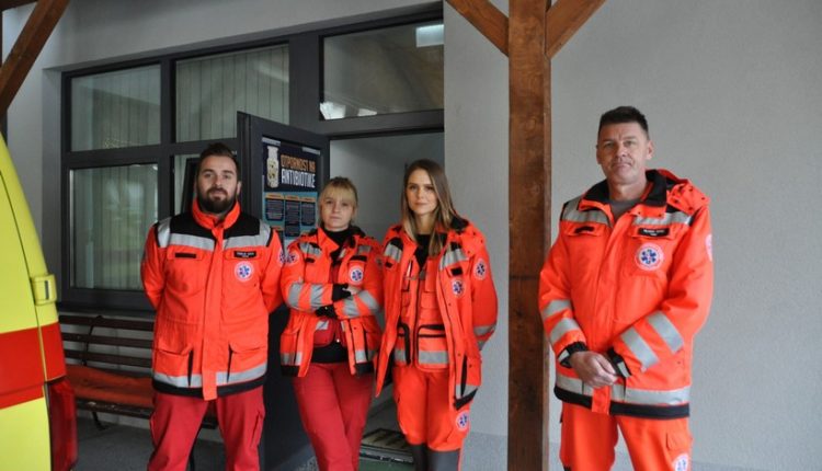 Nabavljeno novo vozilo za sanitetski prijevoz pacijenata - slika djelatnika Zavoda