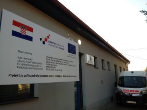 Završeni radovi na energetskoj obnovi zgrade Zavoda za hitnu medicinu Koprivničko-križevačke županije - zgrada, stražnji dio - ploča EU fonda
