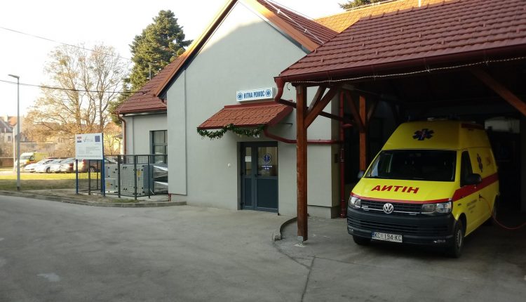 Završeni radovi na energetskoj obnovi zgrade Zavoda za hitnu medicinu Koprivničko-križevačke županije - slika zgrade i vozila