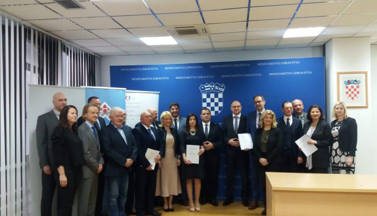 Zavodu za hitnu medicinu za projekt „Danas učimo – sutra spašavamo!“ dodijeljeno pola milijuna kuna bespovratnih sredstava - slika svih ljudi kojima su dodijeljena bespovratna sredstva