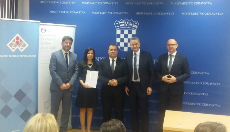 Zavodu za hitnu medicinu za projekt „Danas učimo – sutra spašavamo!“ dodijeljeno pola milijuna kuna bespovratnih sredstava - slika ravnateljice kako prima priznanje