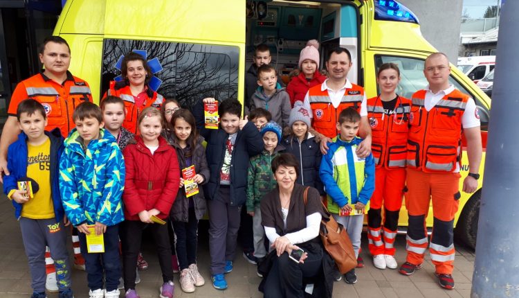 Posjet učenika Osnovne škole "Ljudevita Modeca" Križevci - slika ispred vozila