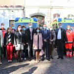 Slika Župana i djelatnika Zavoda i Županije ispred dva vozila