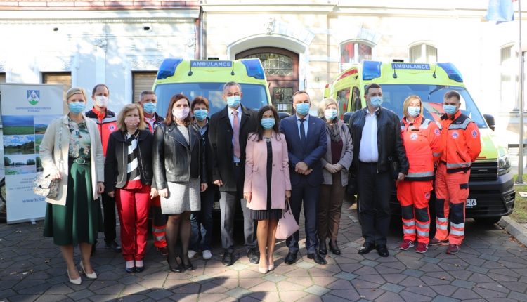 Slika Župana i djelatnika Zavoda i Županije ispred dva vozila