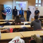 Slika polaznika ITLS tečaja u učionici i instruktora