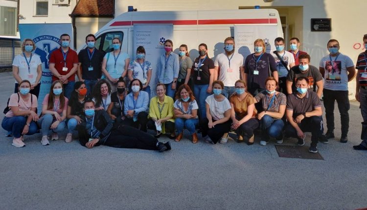 Svi polaznici tečaja ispred vozila hitne medicine